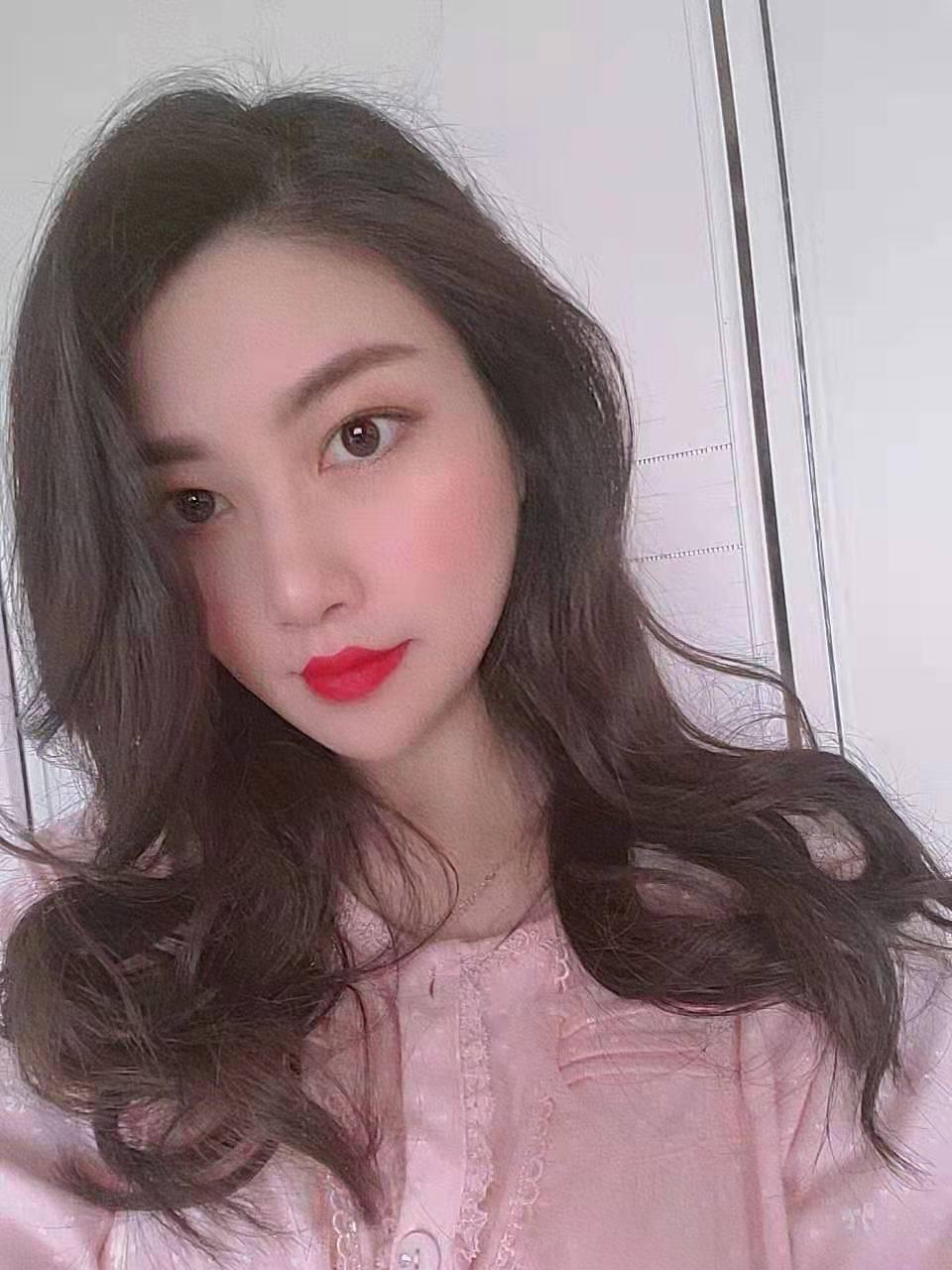  she~吻颜值很高的大f奶牛，销魂电钻全身舔一遍