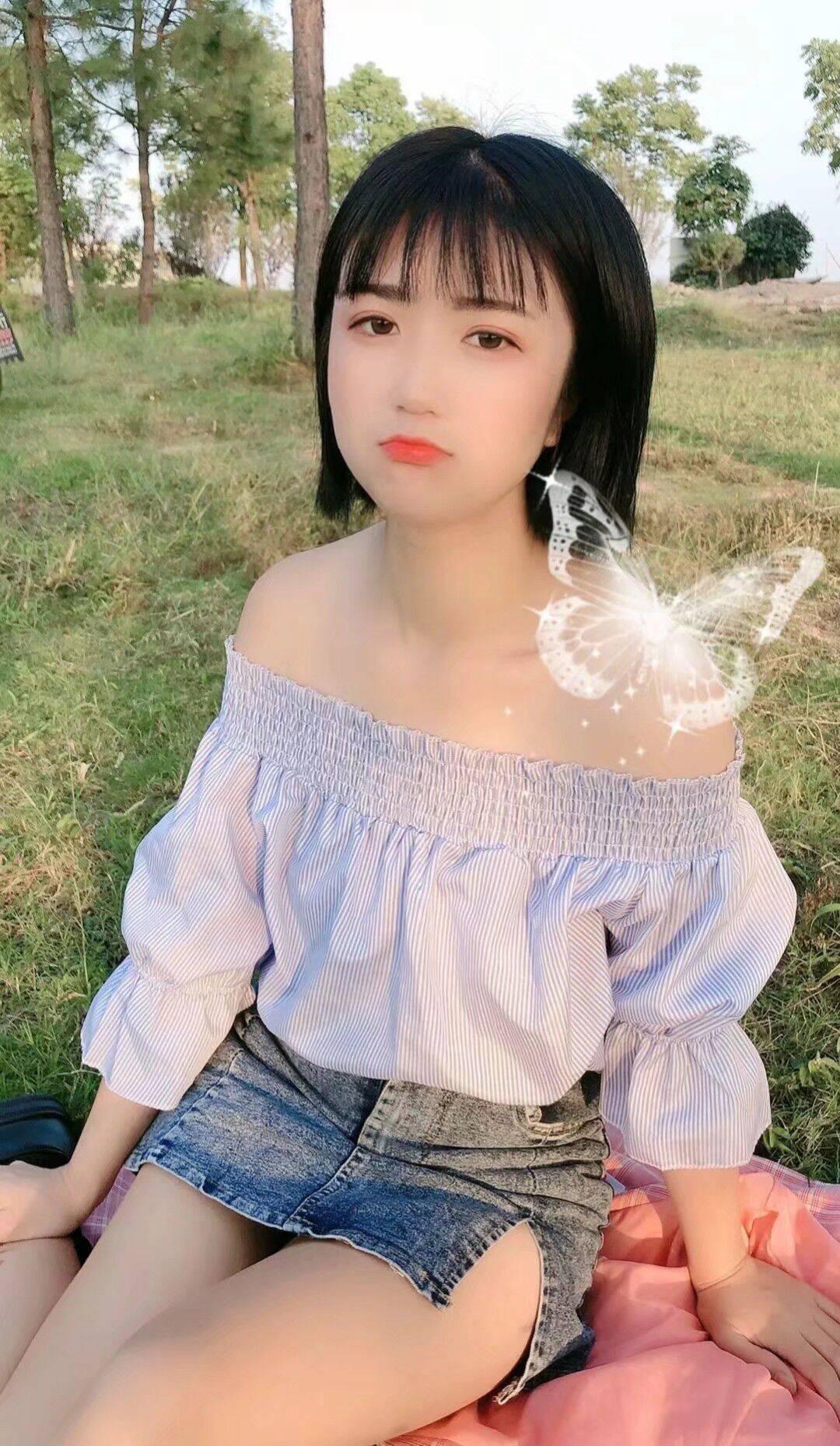 元气满满的清纯姑娘，百粉百的小粉b，甜蜜蜜舔个够